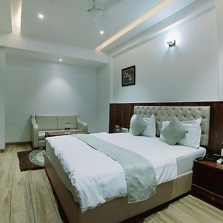 Hotel Sai Pratik, Newly Built Up, Complimentary Shuttle To The Temple เชอร์ดี ภายนอก รูปภาพ